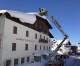 Passo Rolle, neve oltre i due metri: i Vigili del fuoco spalano i tetti per la sicurezza del traffico