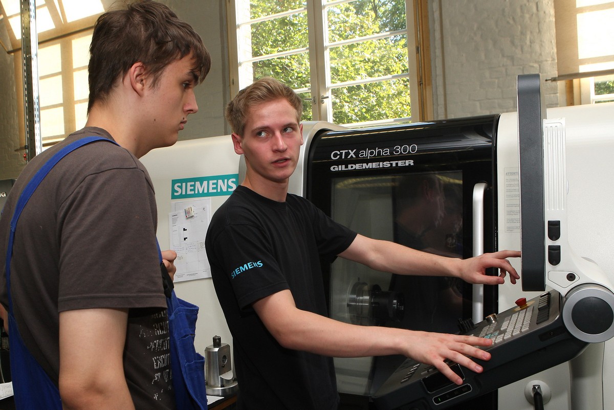 Siemens Trainees Begin Vocational Training