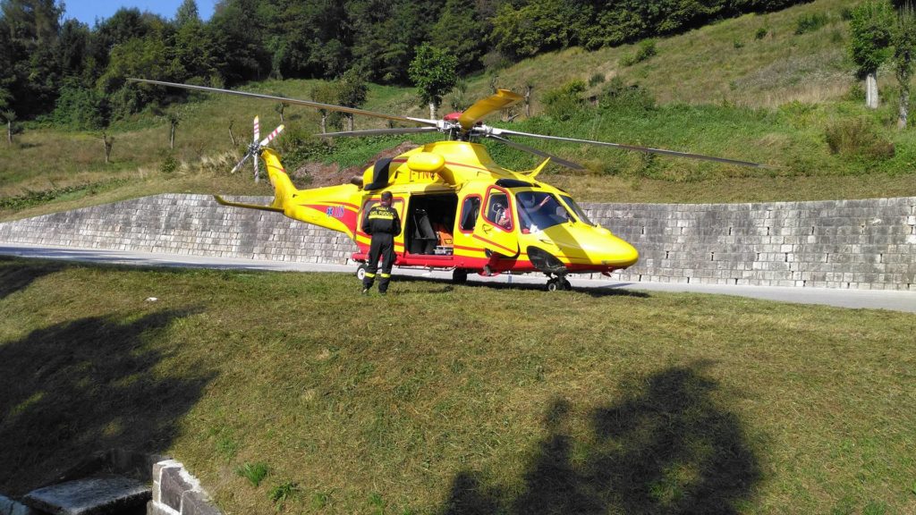 L'elicottero a Imèr nel Primiero interviene per il soccorso dello sfortunato ciclista (Foto Manuel Orler)