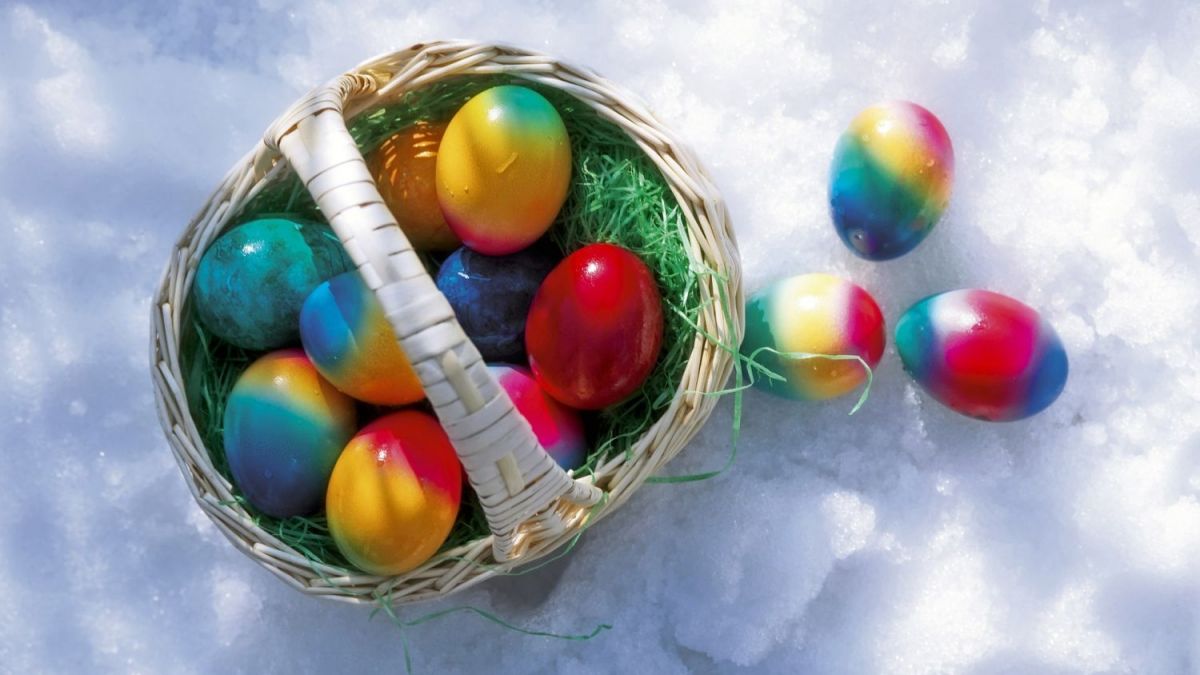 Easter-Eggs-In-The-Snow-Wallpaper